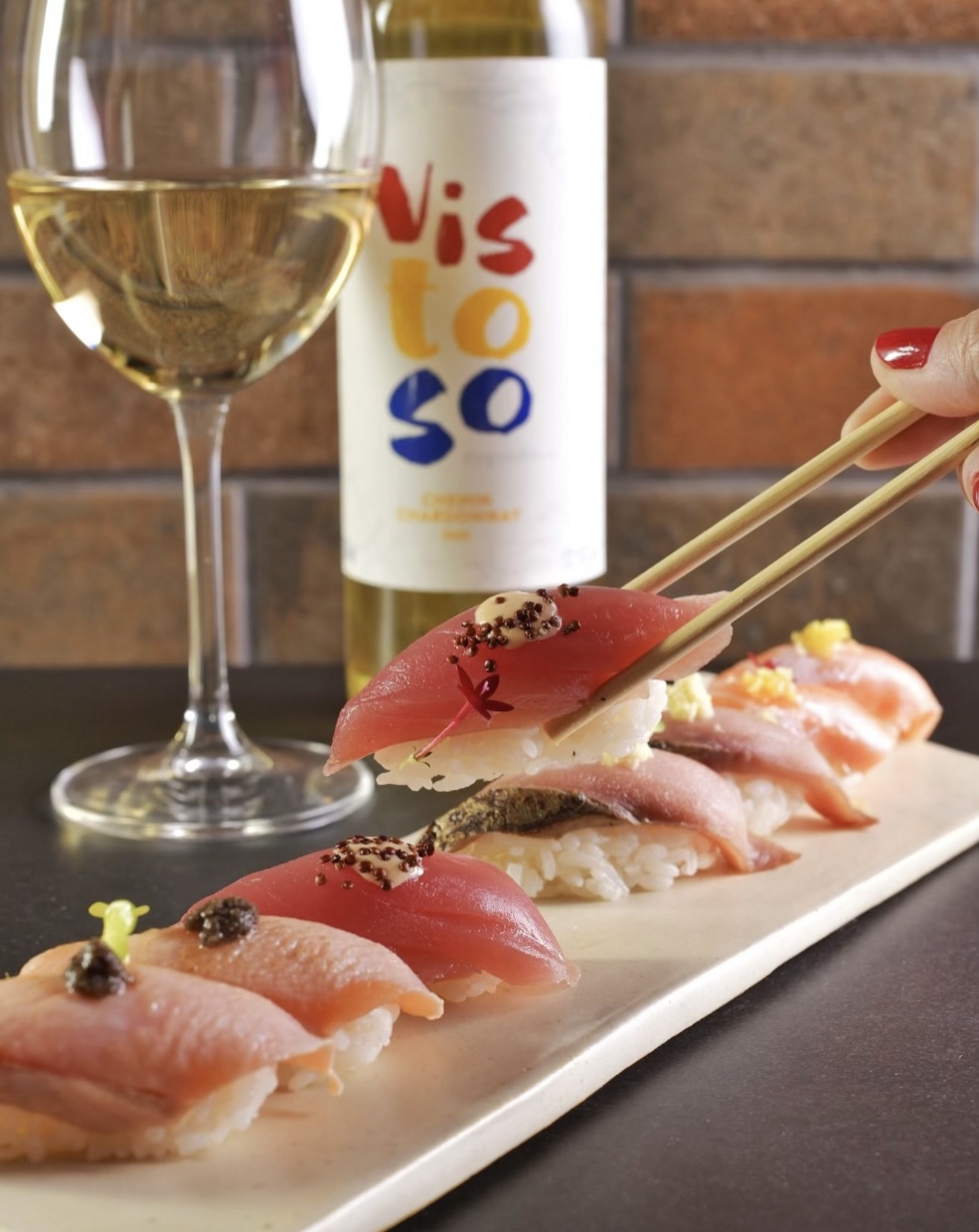 Nigiris servidos com uma taça de vinho branco