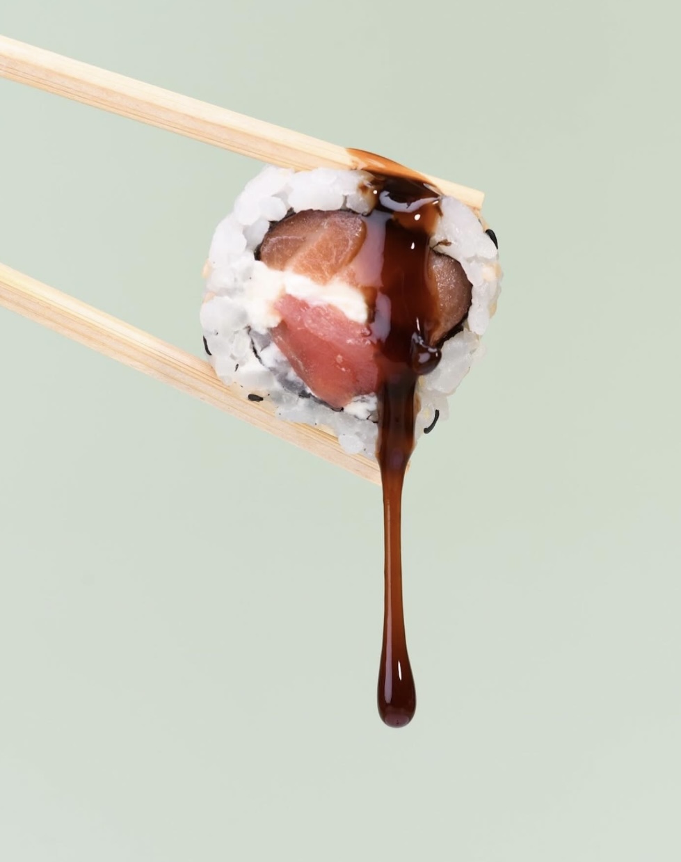Uramaki de salmão com cream cheese e molho tarê